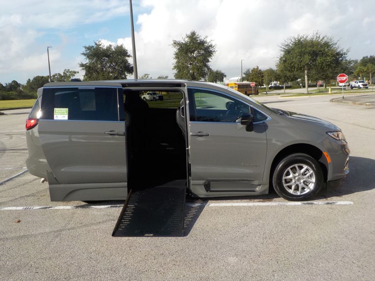 2025 Chrysler Pacifica Select's photo