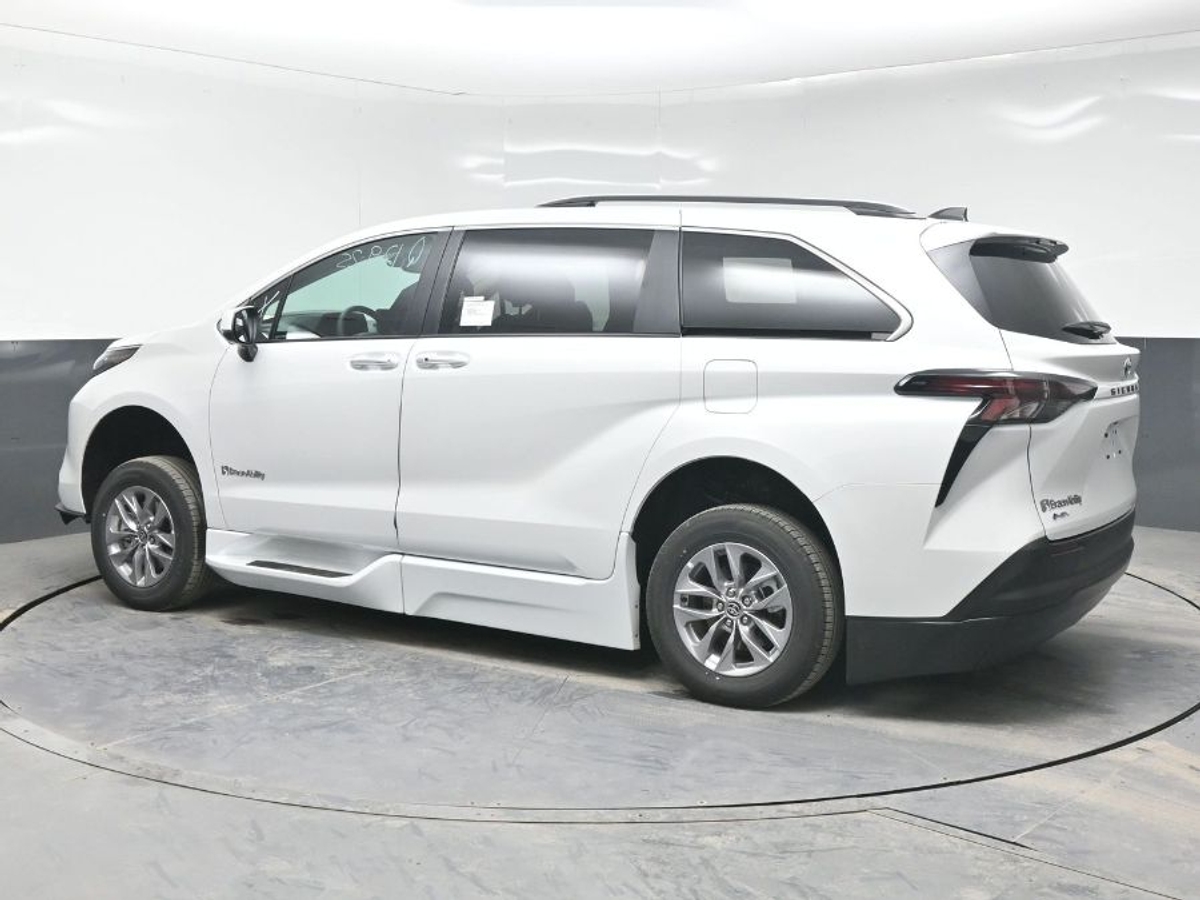 2025 TOYOTA SIENNA - Image 4
