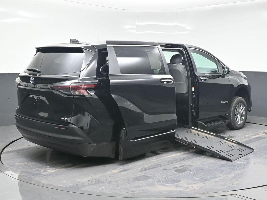 New 2025 Toyota Sienna Hybrid XLE Base - BraunAbility Side Entry Entry Fold Out Automatic Ramp
