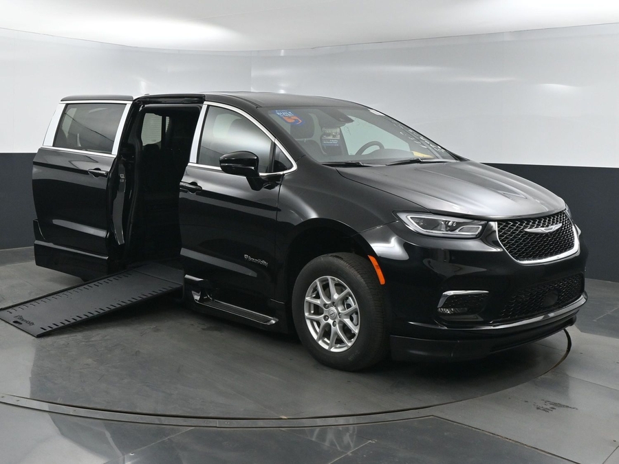 New 2025 Chrysler Pacifica Select Safety - BraunAbility Side Entry Entry In Floor Automatic Ramp