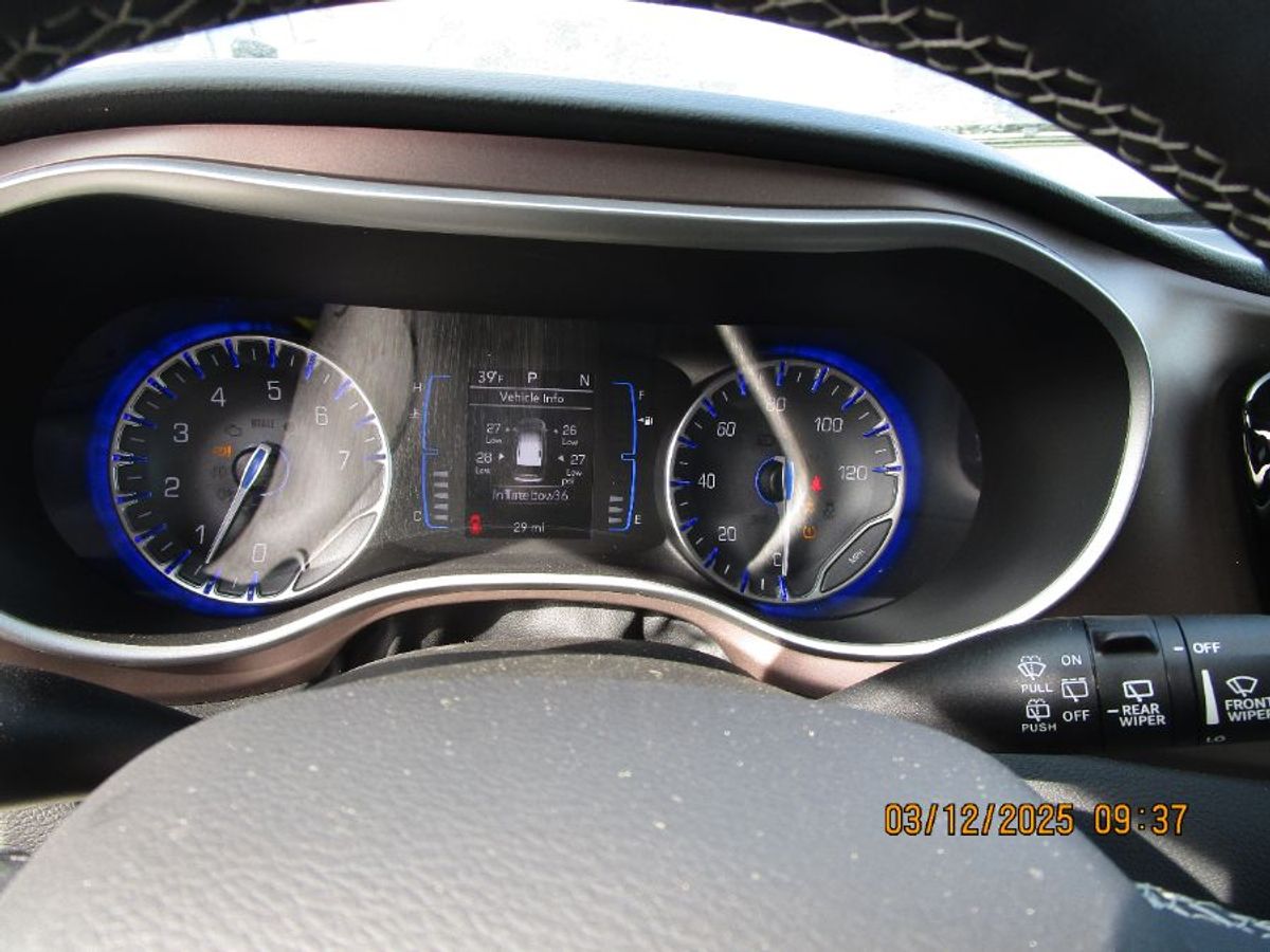 White Chrysler Voyager image number 7