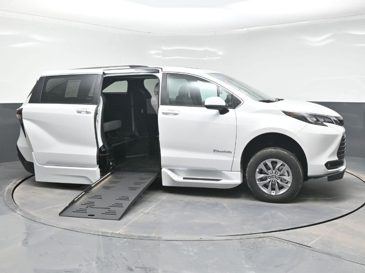 2025 TOYOTA SIENNA - Image 8