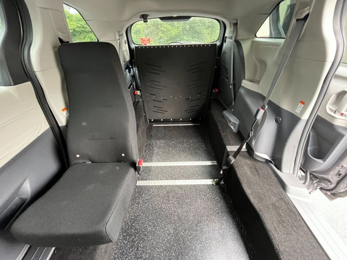 Grey Toyota Sienna image number 14