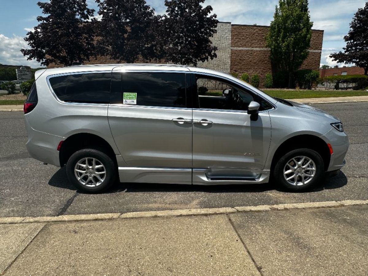 Silver Chrysler Pacifica image number 3