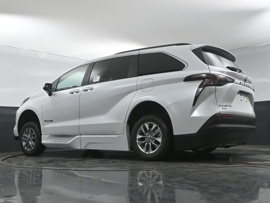New 2025 Toyota Sienna Hybrid XLE Plus - BraunAbility Side Entry Entry In Floor Automatic Ramp