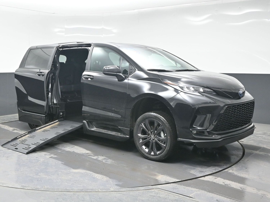 2025 Toyota Sienna XSE's photo