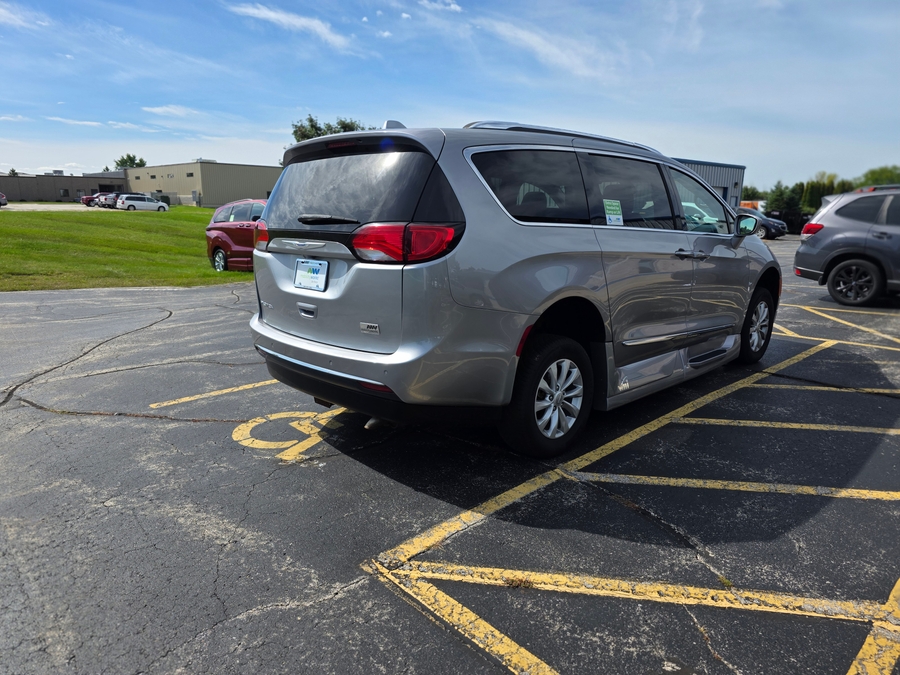 Silver Chrysler Pacifica image number 6