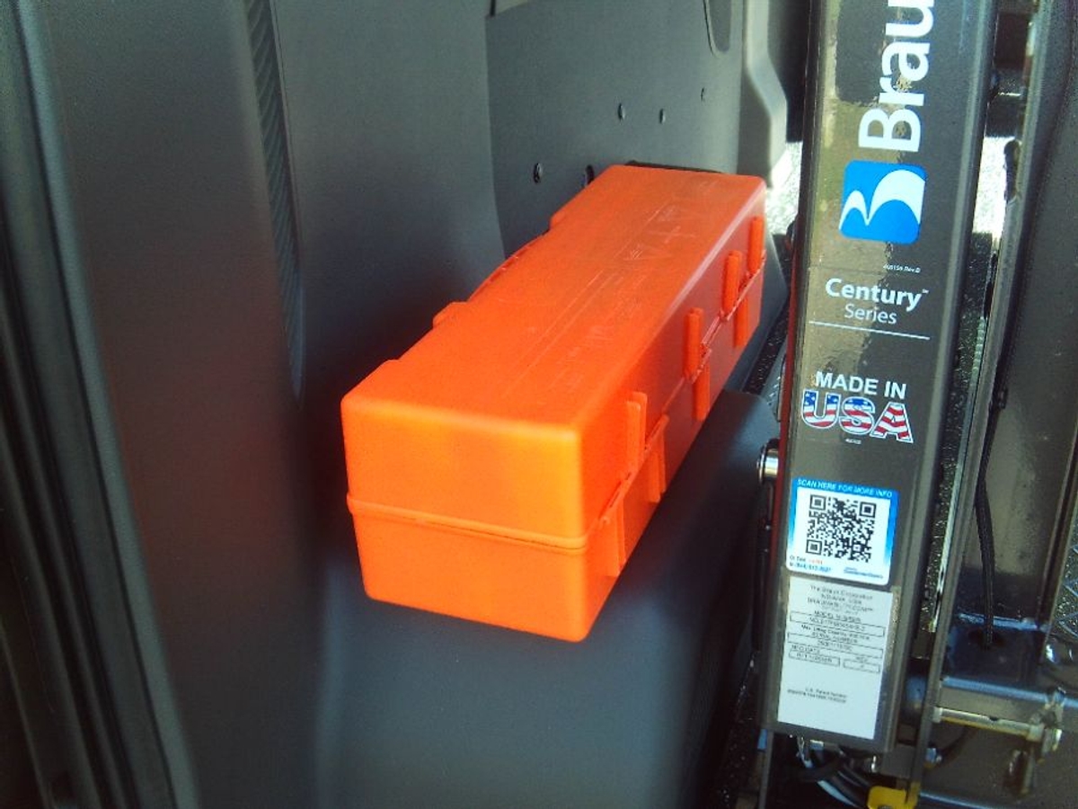 White Ford T350 image number 19