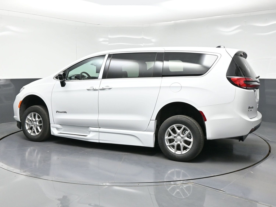 White Chrysler Pacifica image number 3