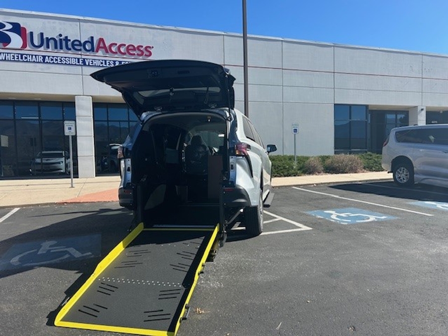 New 2025 Toyota Sienna Hybrid LE - Vantage Mobility Commercial Rear Entry Entry Fold Out Manual Ramp