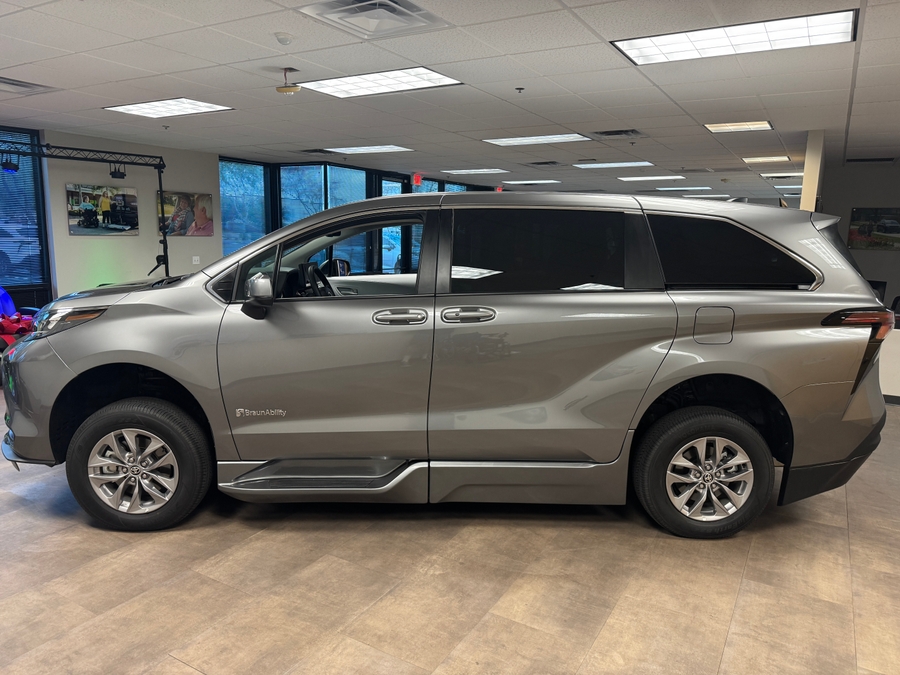 Used 2026 Toyota Sienna Hybrid LE - BraunAbility Side Entry Fold Out Automatic Ramp