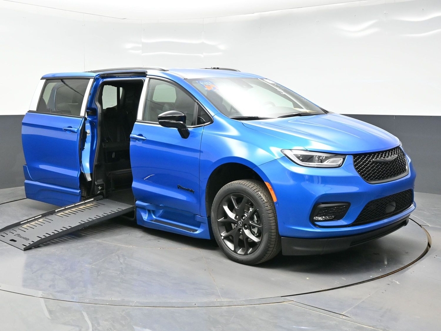 2026 Chrysler Pacifica Select's photo