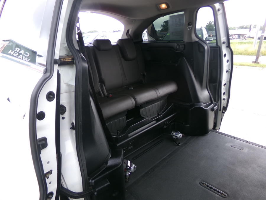 White Honda Odyssey image number 13