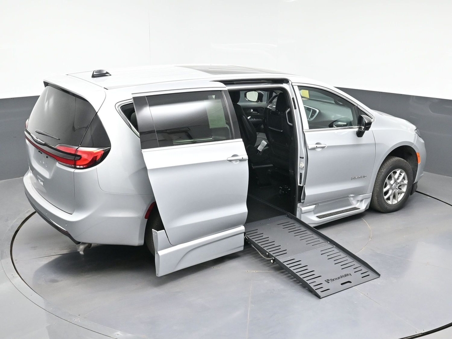 New 2026 Chrysler Pacifica Select Plus - BraunAbility Side Entry Entry Fold Out Automatic Ramp