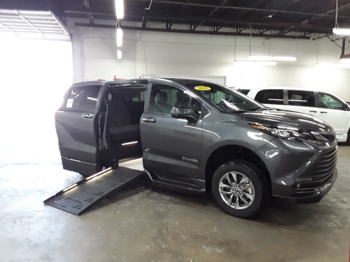 2025 TOYOTA SIENNA - Image 27