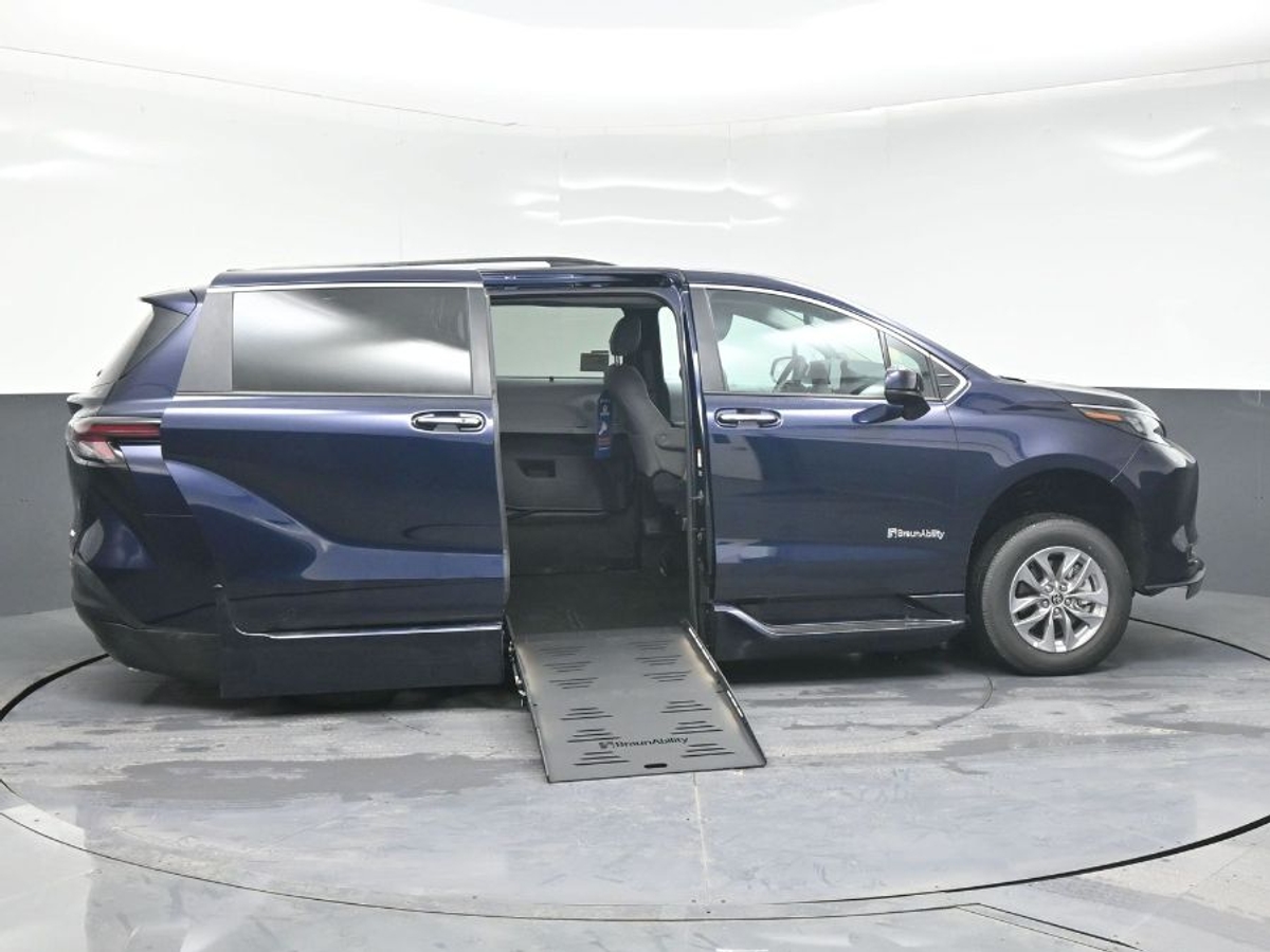 2025 TOYOTA SIENNA - Image 8