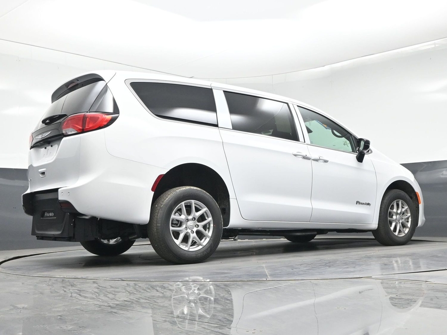 White Chrysler Voyager image number 18