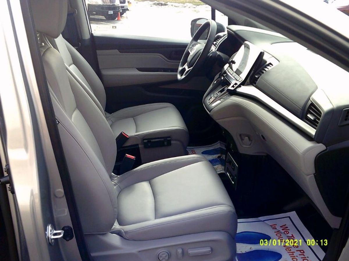 Silver Honda Odyssey image number 14