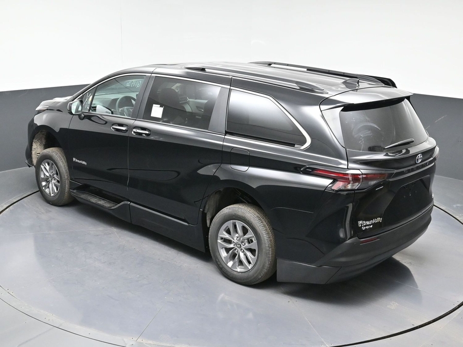 Black Toyota Sienna image number 24