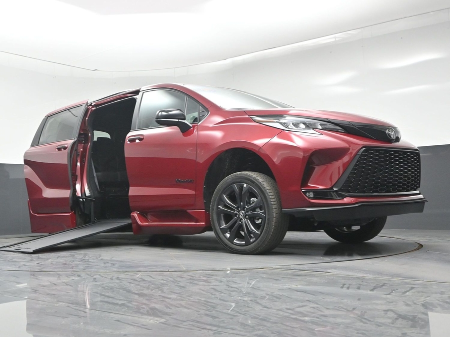 New 2026 Toyota Sienna Hybrid XSE Sport - BraunAbility Side Entry In Floor Automatic Ramp