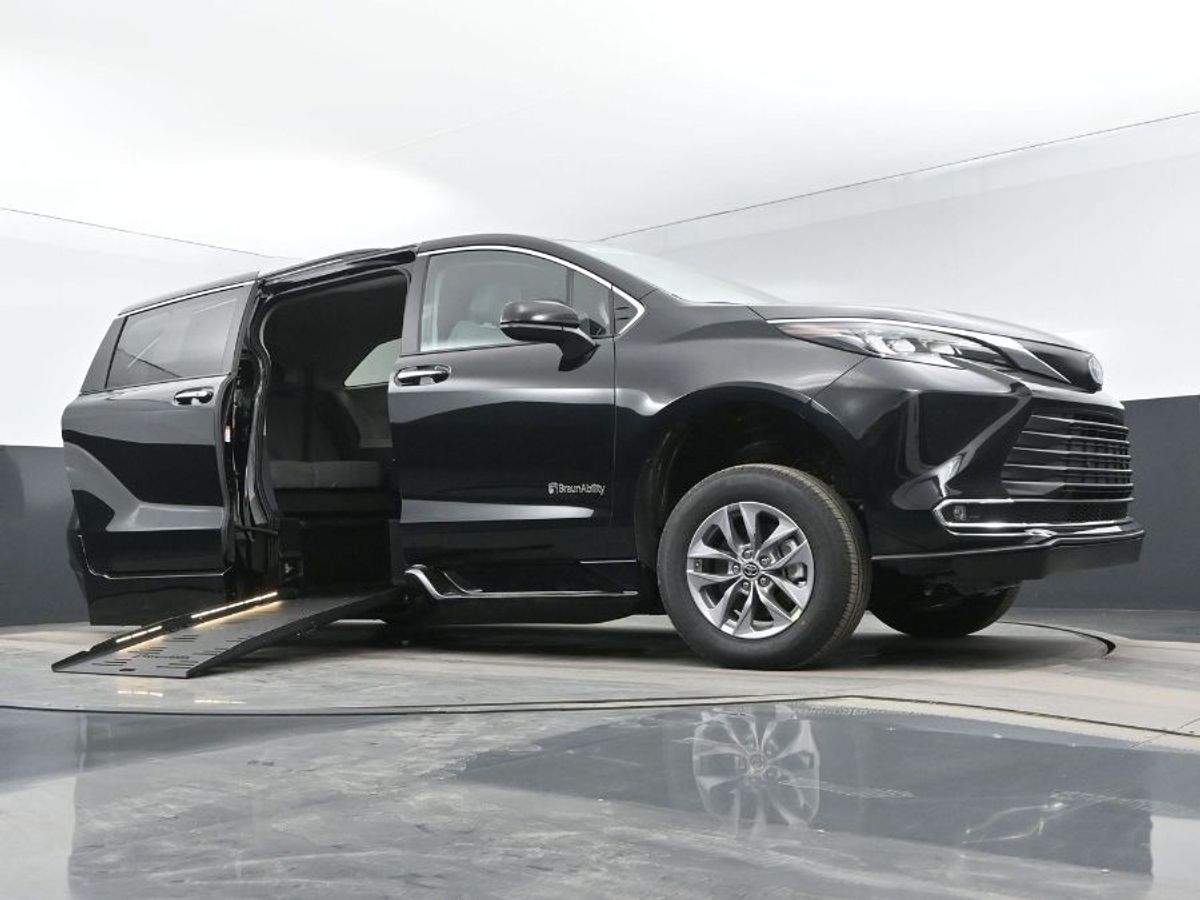 Black Toyota Sienna image number 9