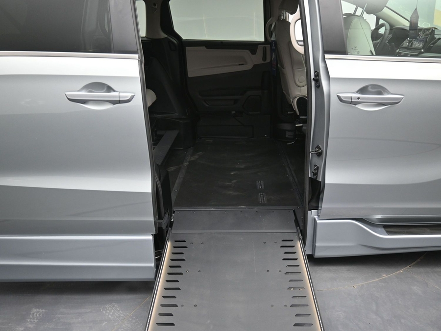 Silver Honda Odyssey image number 11
