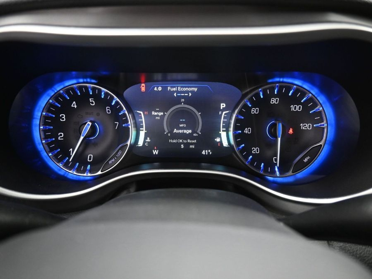 White Chrysler Pacifica image number 15