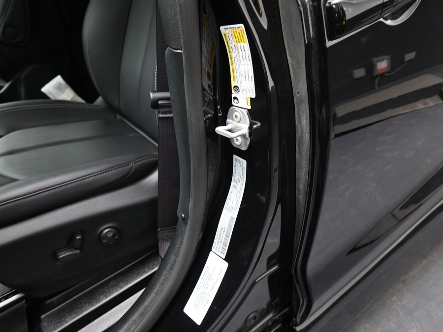 Black Chrysler Pacifica image number 14