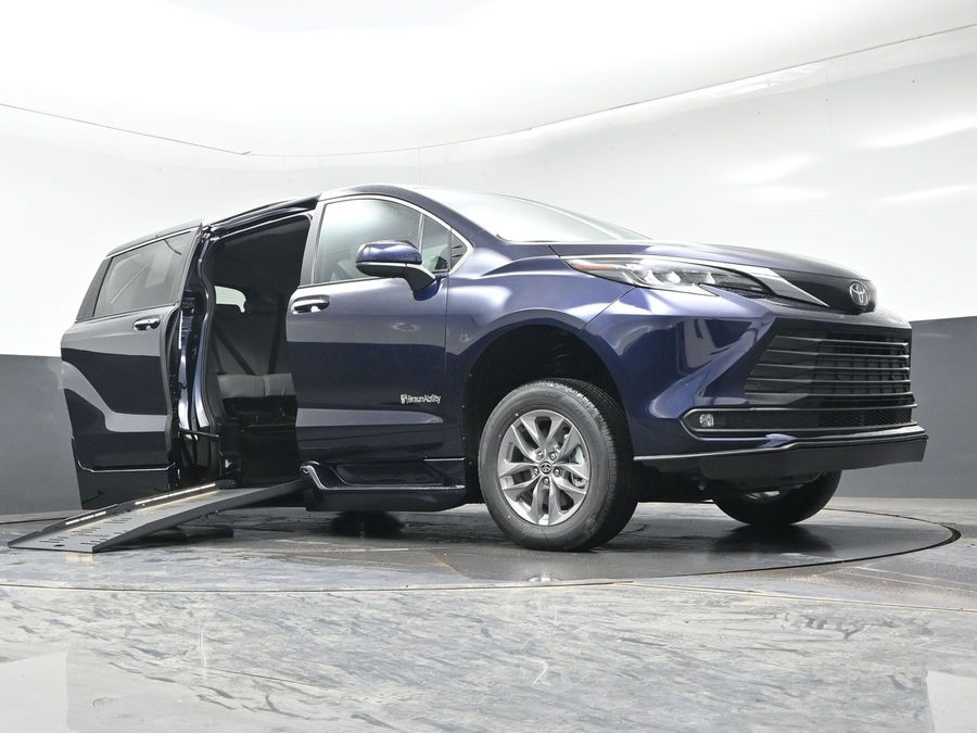 New 2026 Toyota Sienna Hybrid XLE Base - BraunAbility Side Entry Entry Fold Out Automatic Ramp