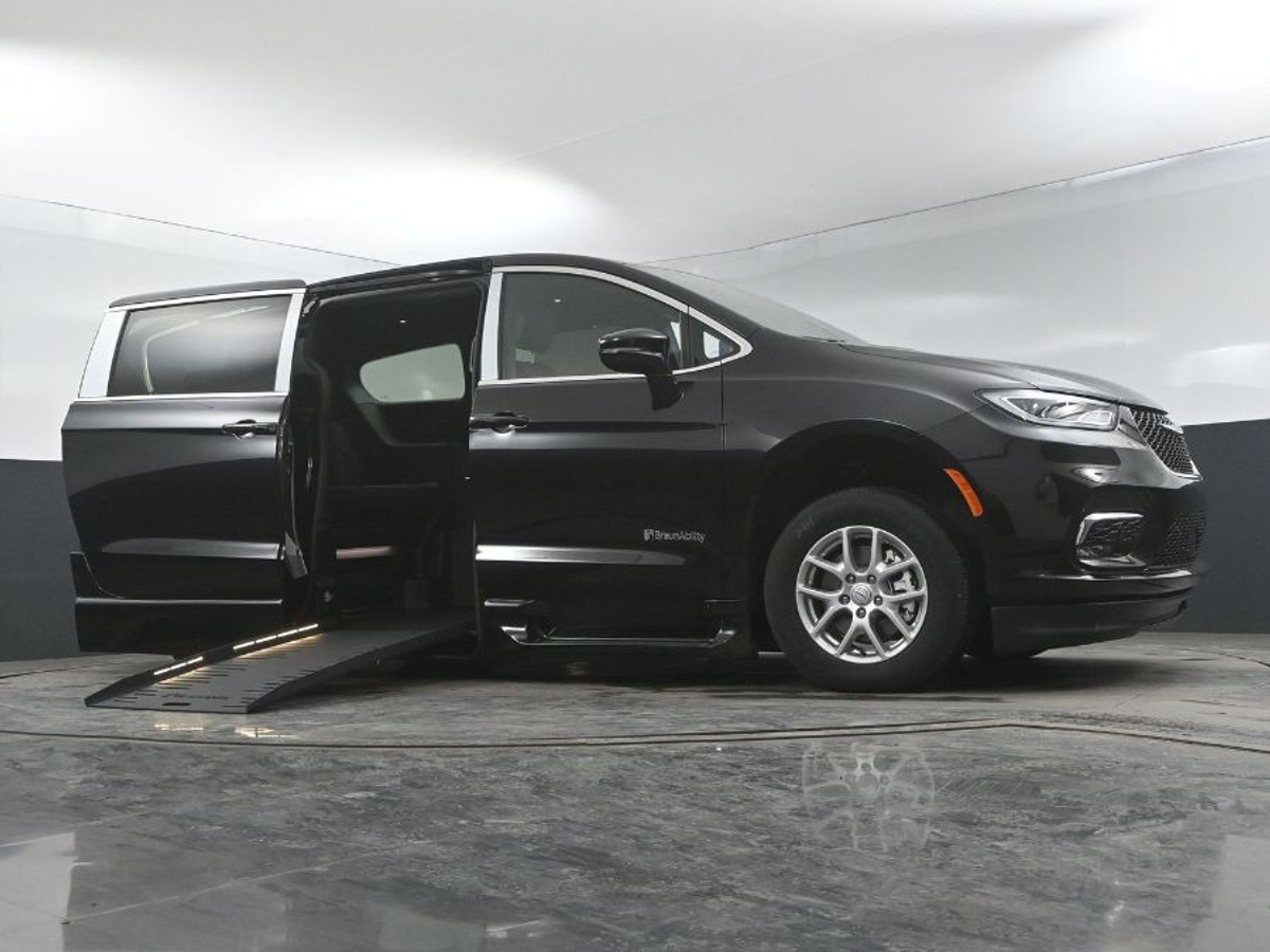 Black Chrysler Pacifica image number 18