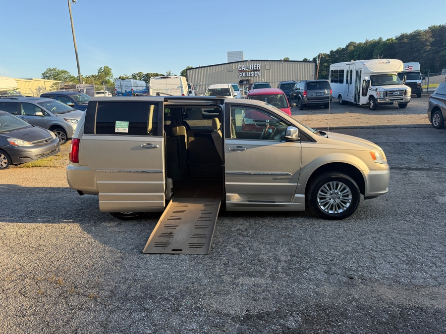  Chrysler Town and Country image number 9
