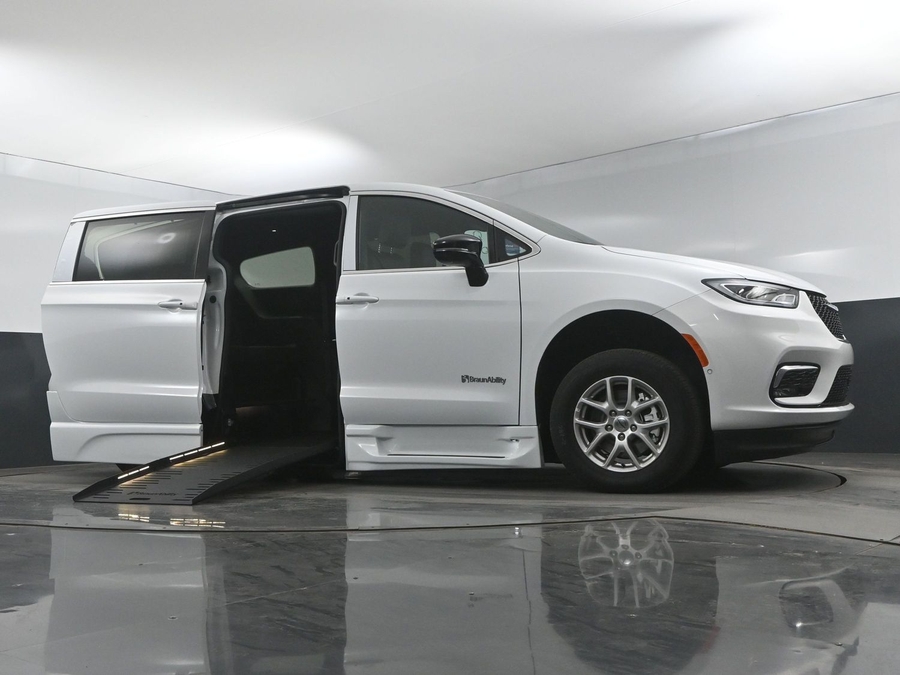 New 2025 Chrysler Pacifica Select Safety - BraunAbility Side Entry Entry Fold Out Automatic Ramp