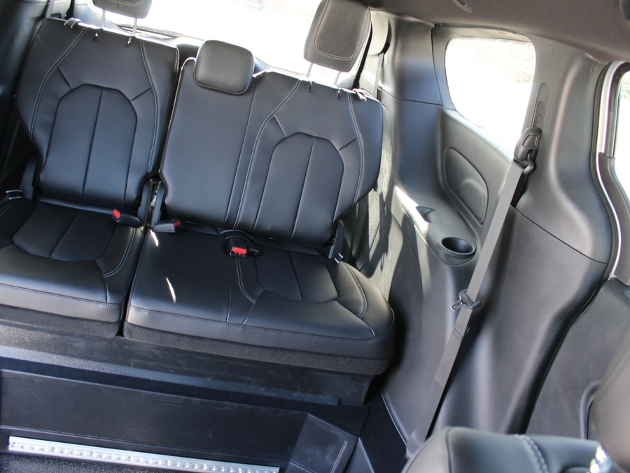 Silver Chrysler Pacifica image number 14