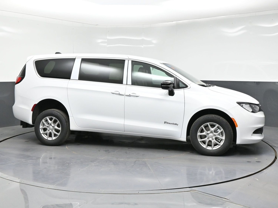 White Chrysler Voyager image number 4