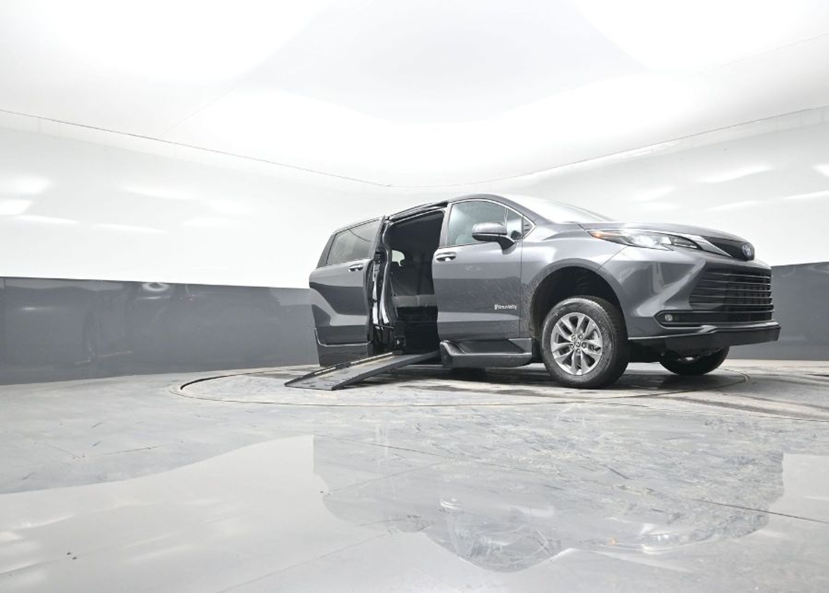 Grey Toyota Sienna image number 18