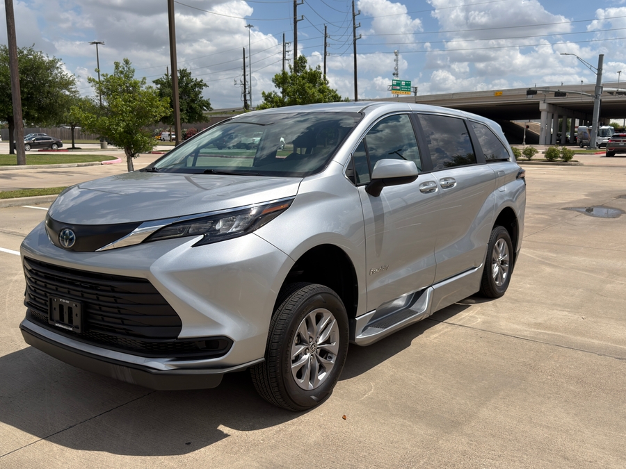 Used 2024 Toyota Sienna Hybrid LE - BraunAbility Side Entry Entry Fold Out Automatic Ramp