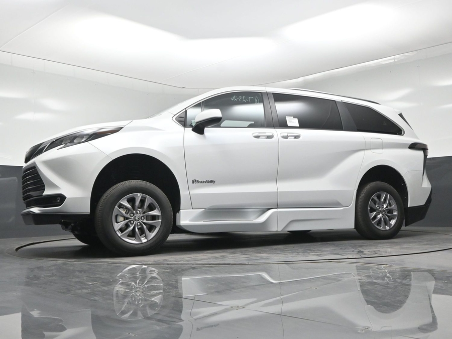 White Toyota Sienna image number 34