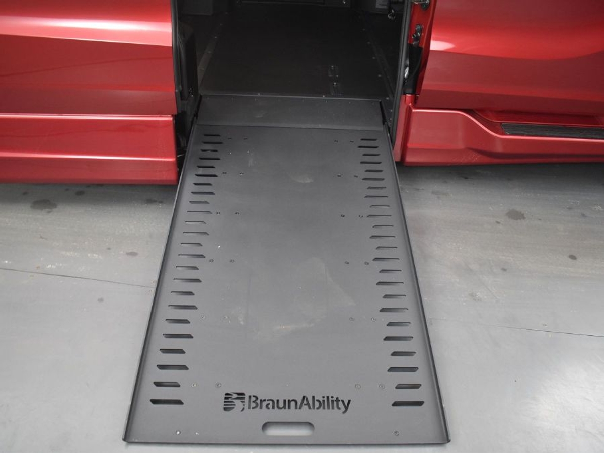 Red Honda Odyssey image number 10