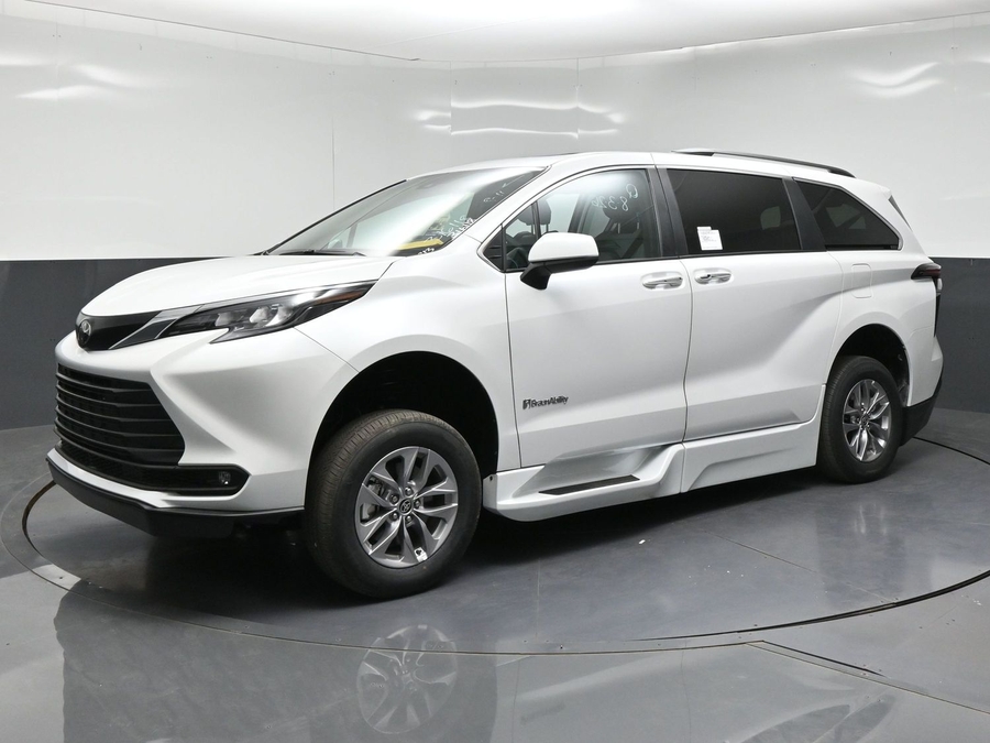 New 2026 Toyota Sienna Hybrid XLE Base - BraunAbility Side Entry Fold Out Automatic Ramp