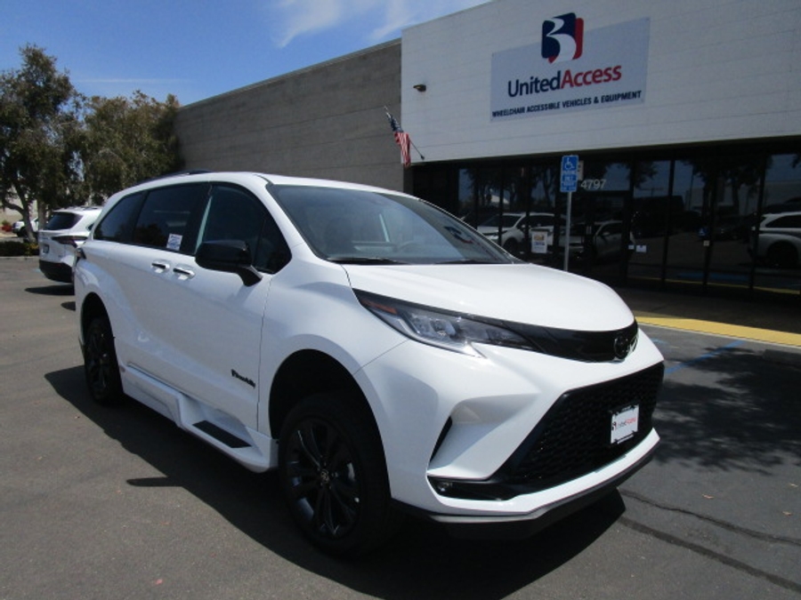 New 2026 Toyota Sienna Hybrid XSE Sport - BraunAbility Side Entry Entry In Floor Automatic Ramp