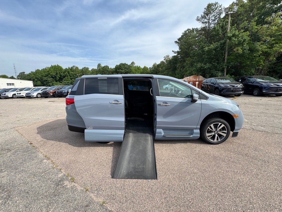 Grey Honda Odyssey image number 8