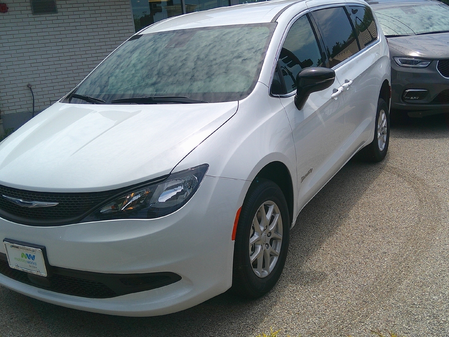 White Chrysler Voyager image number 2