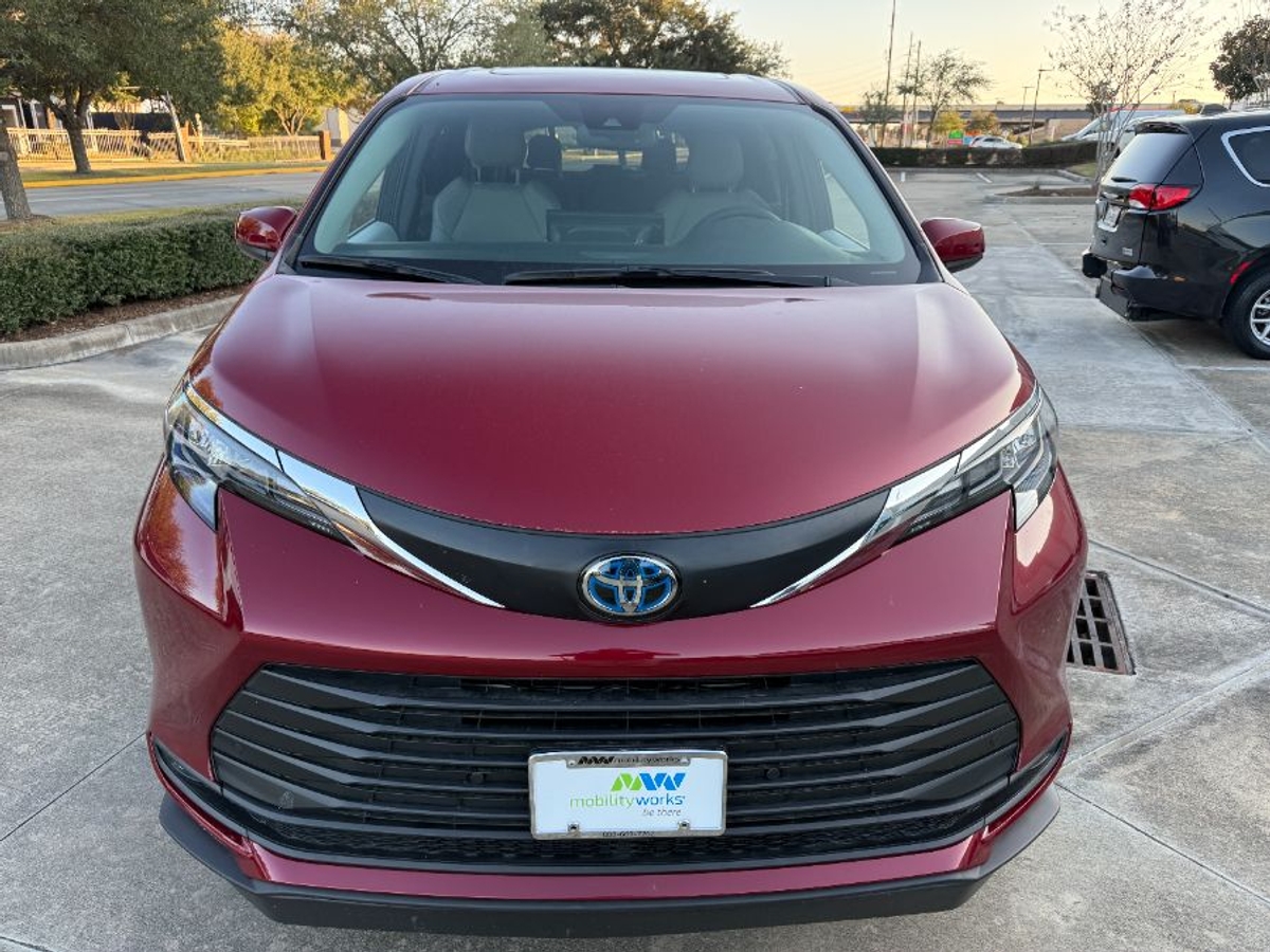 2025 TOYOTA SIENNA - Image 8