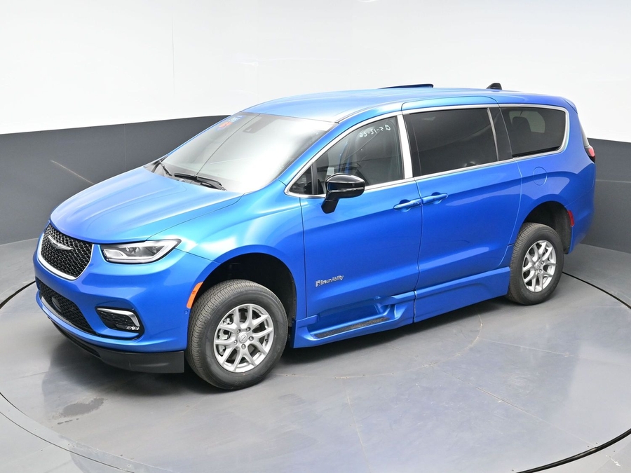 Blue Chrysler Pacifica image number 20