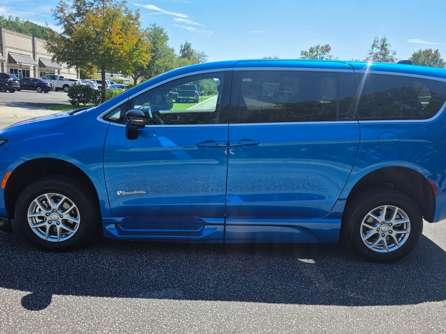 Blue Chrysler Pacifica image number 9