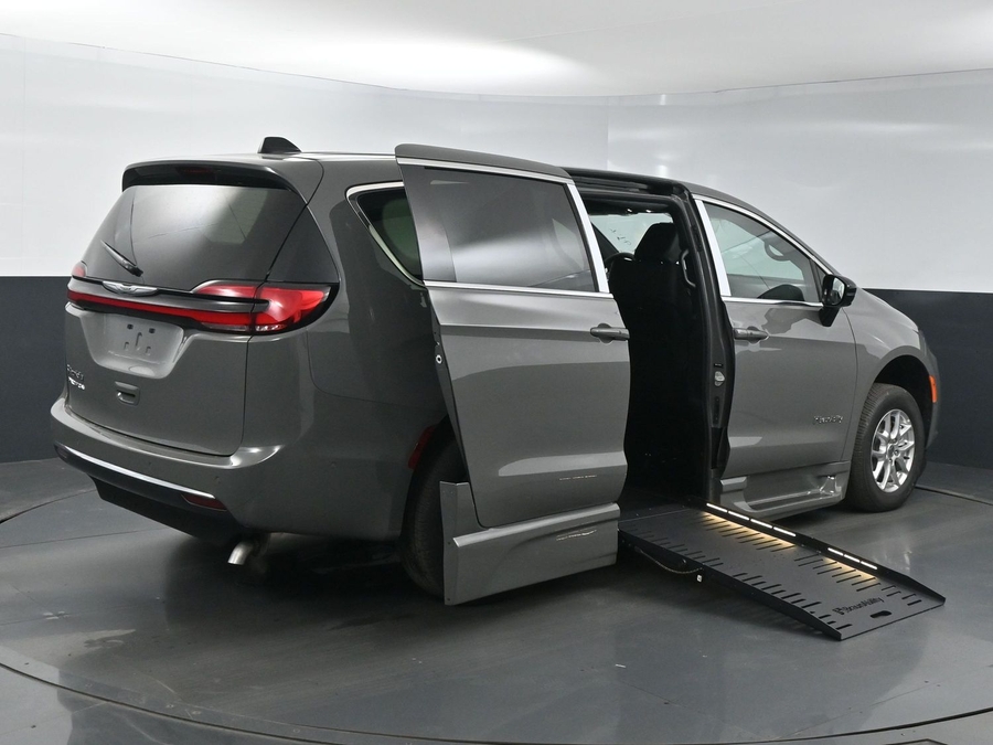 New 2025 Chrysler Pacifica Select Safety - BraunAbility Side Entry Entry Fold Out Automatic Ramp