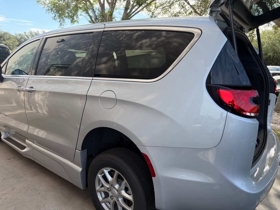 Silver Chrysler Pacifica image number 2