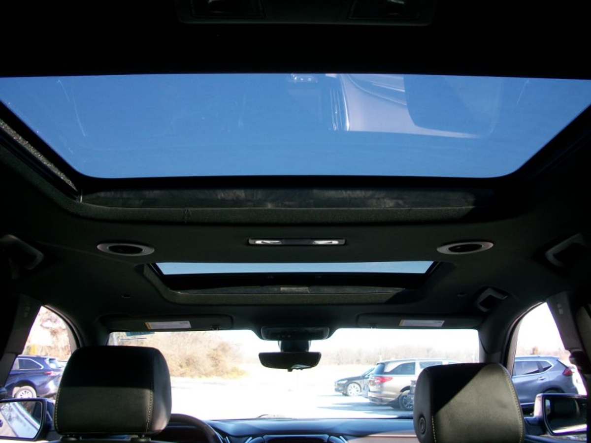 Black Chevrolet Traverse image number 4