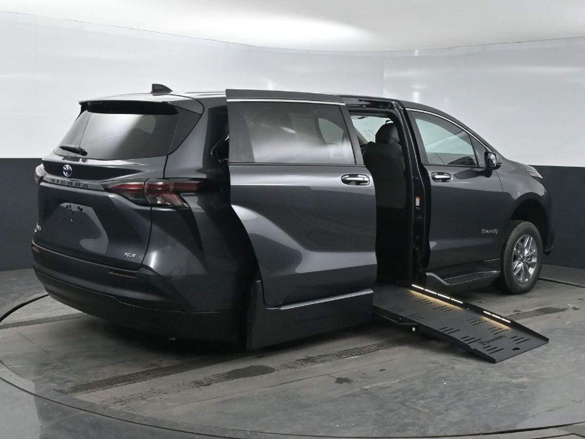 Grey Toyota Sienna image number 4