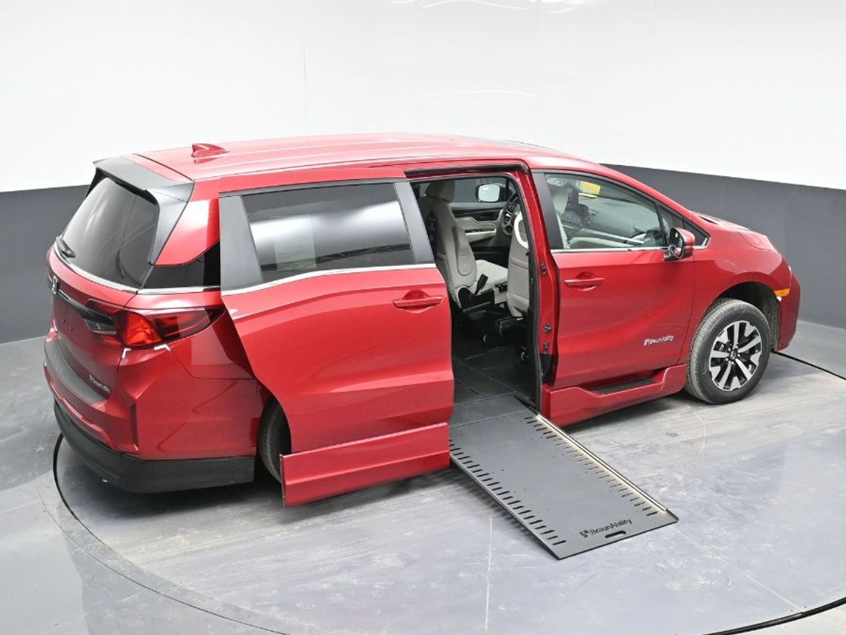 Red Honda Odyssey image number 11